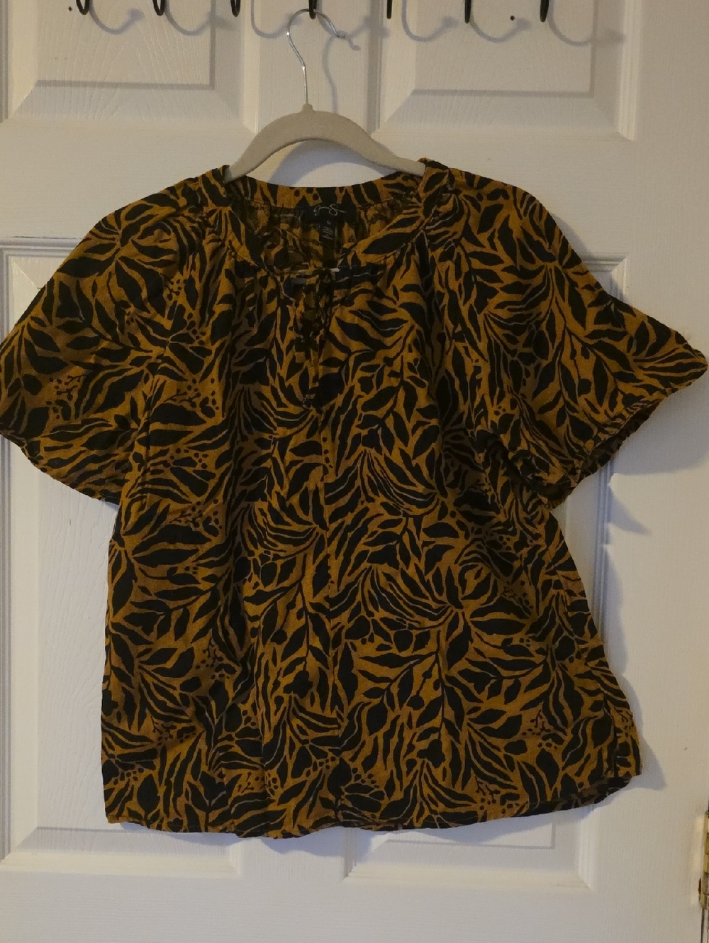 Short-Sleeve Blouse in Mustard Leaf Print